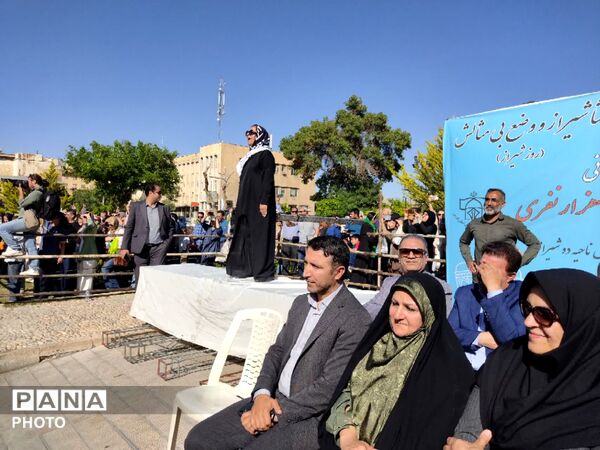 اجرای سرود همگانی دانش‌آموزان در روز شیراز