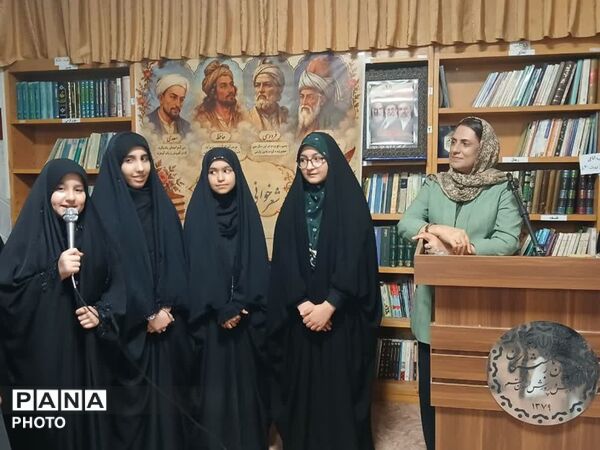 تجلیل از دانش آموزان برگزیده مسابقات شعرخوانی و مشاعره در قم