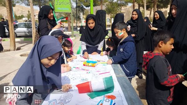 کوله پشتی‌های صورتی رنگ در راهپیمائی روز قدس تفت 