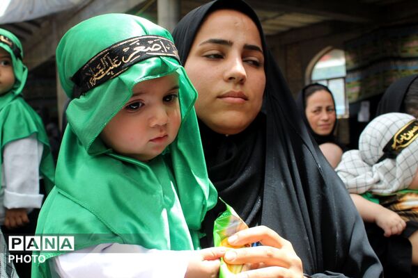 پرچم عشق حسینی بر دستان مادران و شیرخوارگان