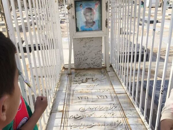 غبارروبی مزار شهدا توسط دانش‌آموزان دبستان شهید پسندیده فدافن