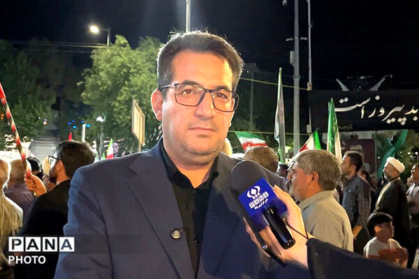 میان دانش‌آموزان و رهبر شهید پیمان جاودانه با نوای سرود رقم خورد