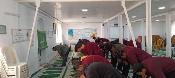 برپایی نماز جماعت در دبیرستان نمونه ایمان الله خامنه ای 