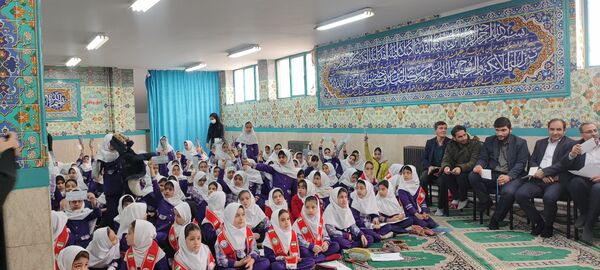 تقسیم مهربانی ها در روز نیکوکاری با حضور مسئولین در مدارس ملارد 
