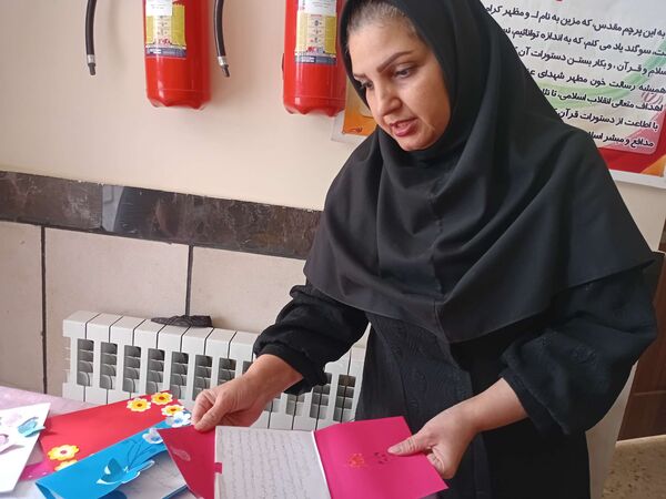 ساخت کارت پستال در هفته سلامت‌روان توسط دانش‌آموزان مدرسه مادرمهربان خلیل‌آباد