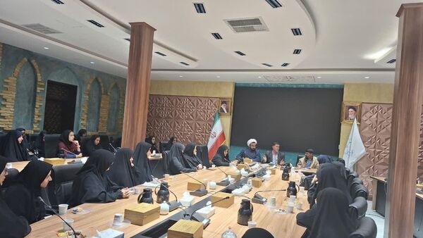 نشست صمیمی با حضور مسئولان و دانش‌آموزان زینب نام در یزد