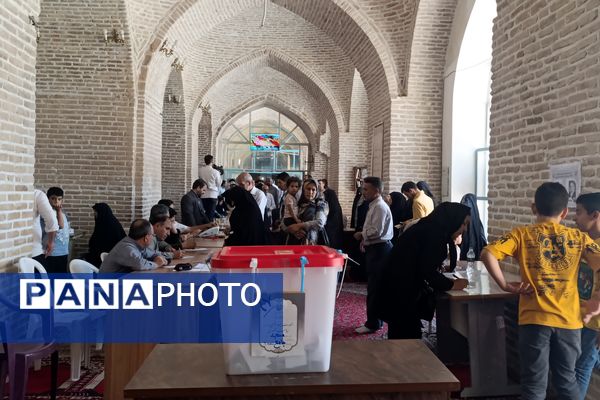 حضور پرشور مردم ولایت‌مدار مشهد در مرحله دوم چهاردهمین انتخابات ریاست‌جمهوری