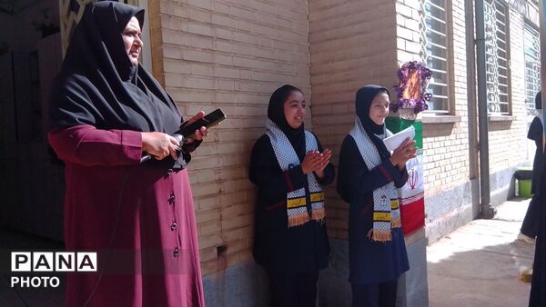 جشن میلاد حضرت زینب (س) و روز پرستار در دبیرستان دخترانه عزت طلایی نیشابور 