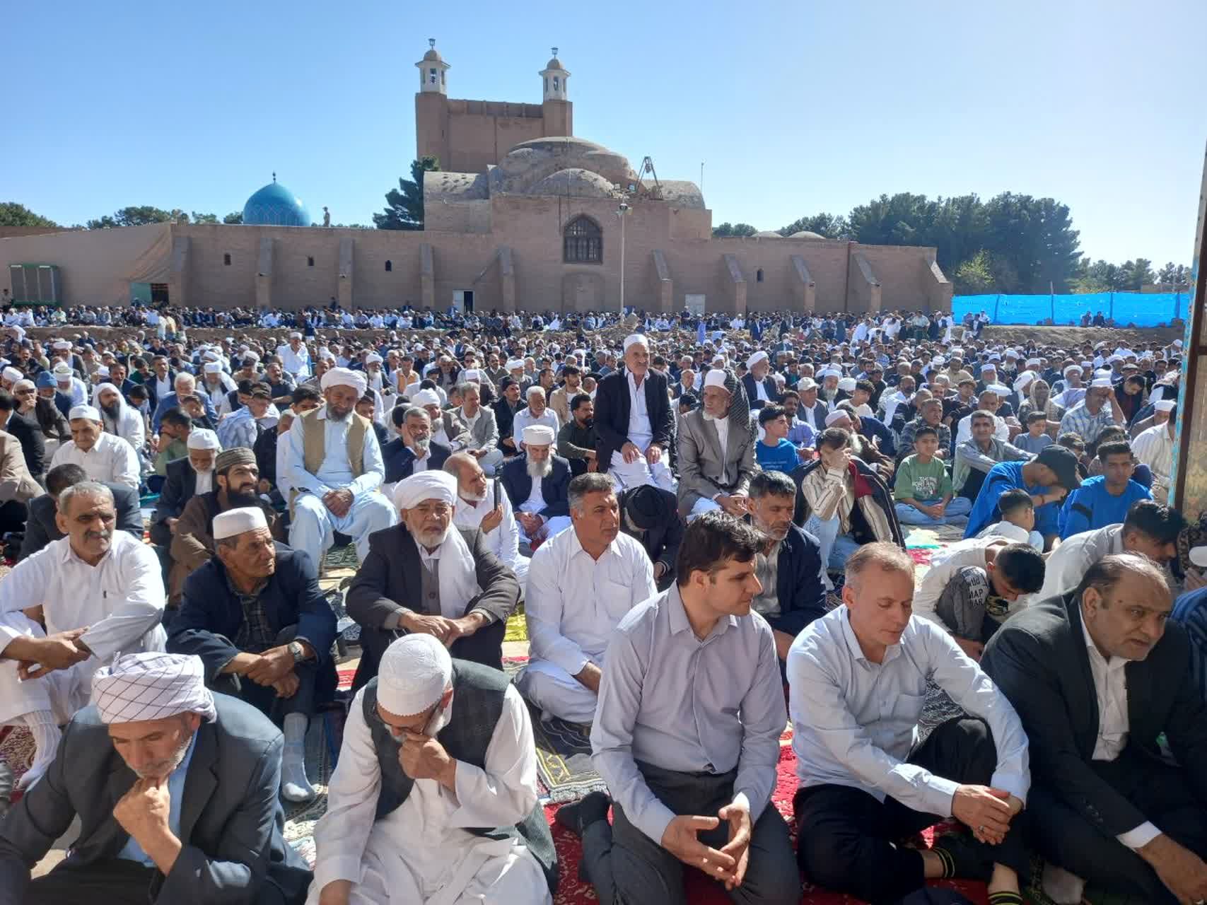 اقامه نماز عید فطر با حضور گسترده مردم اهل سنت تربت جام