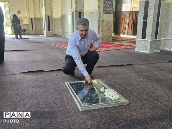 غبارروبی و عطرافشانی گلزار شهدا به مناسبت هفته دفاع مقدس