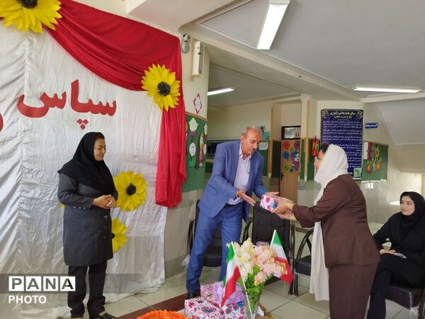 تجلیل از معلمان و اعضای انجمن اولیا و مربیان در مدرسه حضرت رقیه(س)