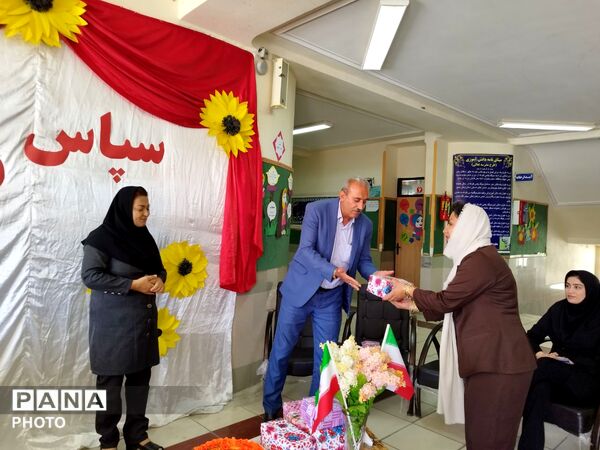 تجلیل از معلمان و اعضای انجمن اولیا و مربیان در مدرسه حضرت رقیه(س)
