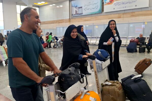 استقبال از زائران حرم امام رئوف در فرودگاه شیراز
