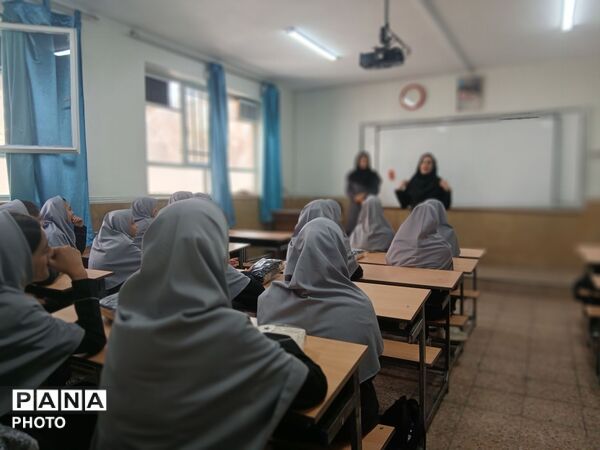 آغاز سال تحصیلی در دبیرستان پونه رونقی منطقه ۱۵