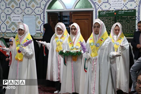 هم‌نوایی پیشتازان و خادمان رضوی در آیین پرچم‌گردانی میلاد امام رضا(ع) در ایلخچی