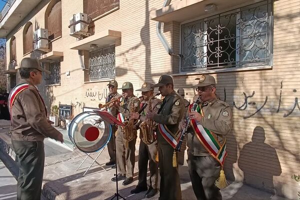 گل‌های سپاس بر مزار قهرمانان شیراز