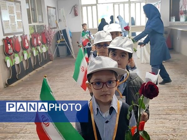 آیین جشن شکوفه‌ها در دبستان شاهد شهید بهنام محمدی ناحیه 2 کرج 