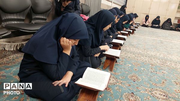 محفل انس با قرآن در دبیرستان نجمه ناحیه چهار
