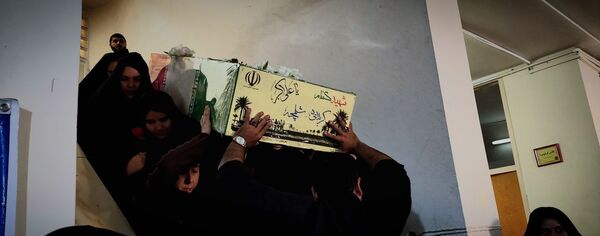 استقبال دانش‌آموزان دبیرستان شهید برقعی 2 قم از یک لاله فاطمی