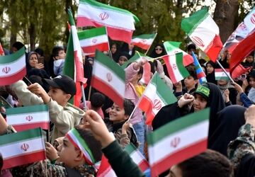 فروغ مهر ایران در چشمان کودکان آباده