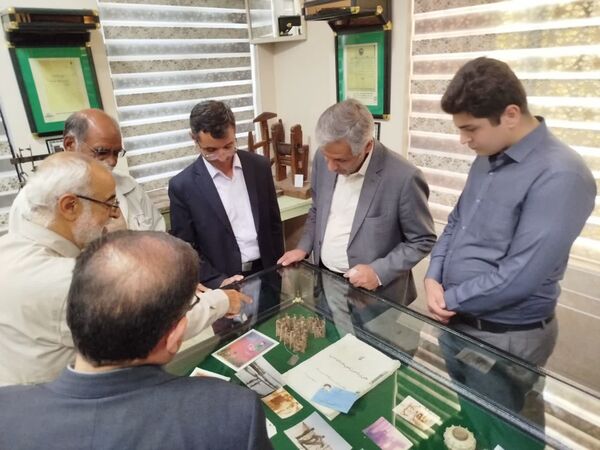 بازدید فرماندار کاشمر از موزه دفاع مقدس در زیارتگاه شهید مدرس(ره)