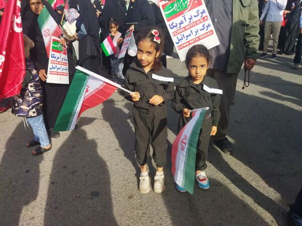 دختران آموزشگاه نوریه شهرستان جیرفت در راهپیمایی امروز