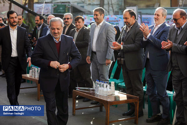 آیین نواختن گلبانگ انقلاب اسلامی با حضور وزیر آموزش و پرورش