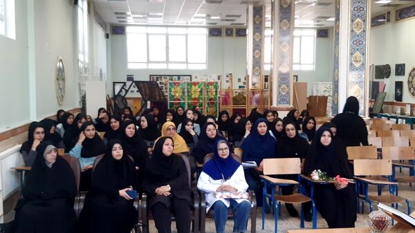 بازدید امام جمعه ملارد از نمایشگاه مشاغل هنرستان فنی و حرفه‌ای طوبی به مناسبت هفته سلامت و هفته معرفی مشاغل
