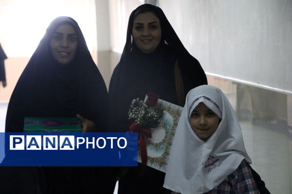 تقدیر دانش‌آموزان دبستان دخترانه صادقیان یزد از مادر پرستار