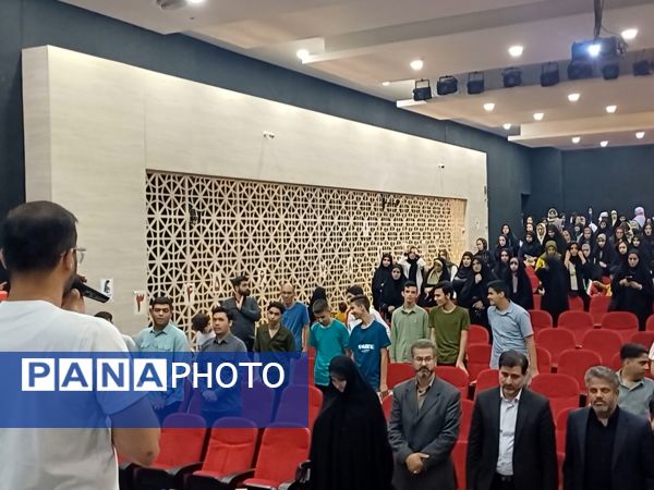 جشن ستارگان دانش‌آموزی در تالار شهرداری دولت‌آباد شهرستان برخوار 
