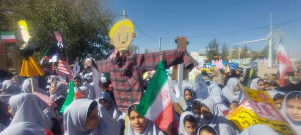 حضور پرشور دانش آموزان مدارس شهرستان خاتم در راهپیمایی ۱۳ آبان 