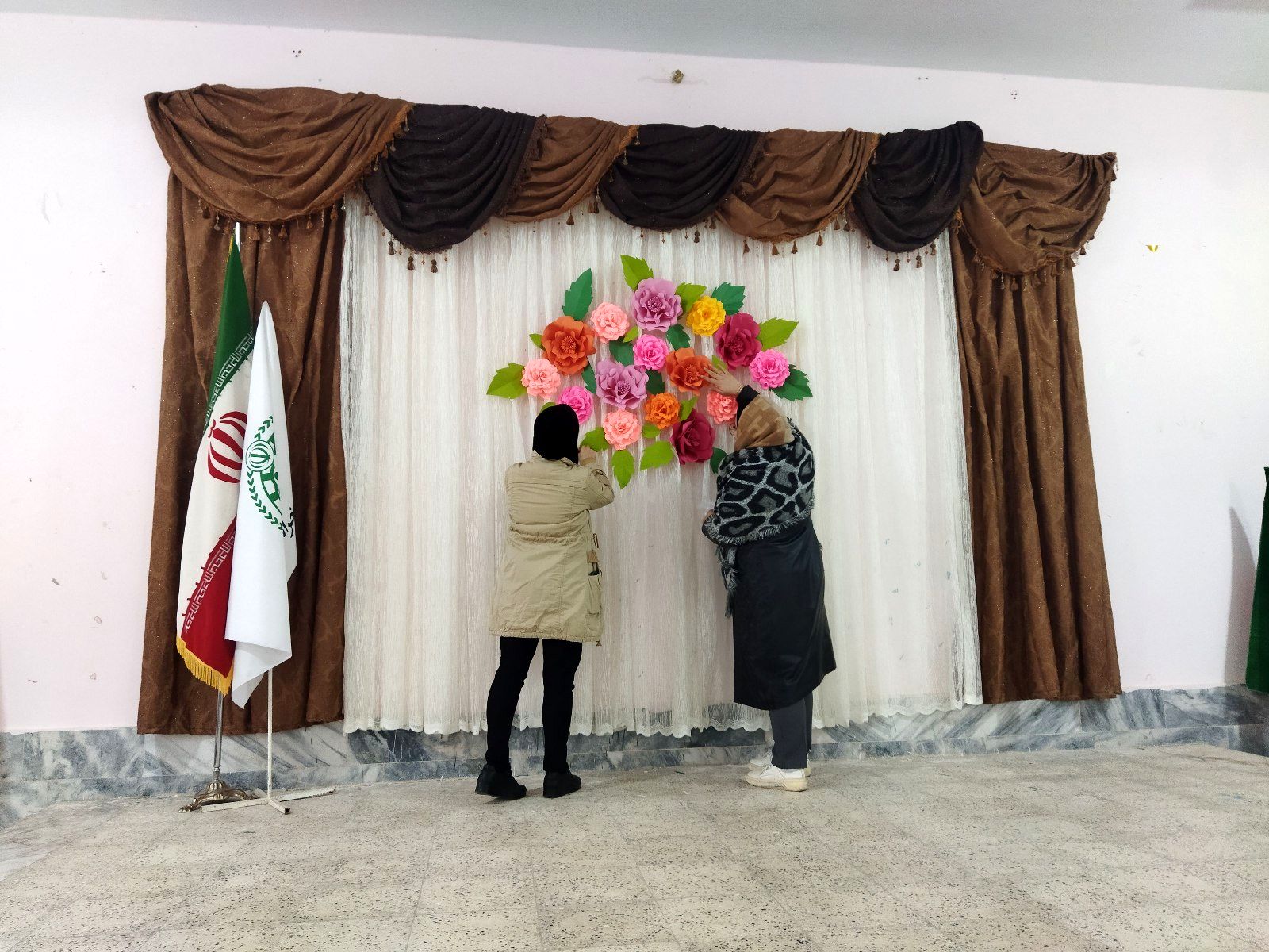 فضاسازی اردوی تمشک توسط دانش‌آموزان و فرهنگیان شهر راز