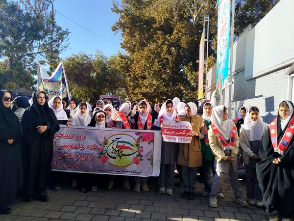 راهپیمایی 13 آبان با حضور حداکثری دانش آموزان در شهرستان نیشابور 