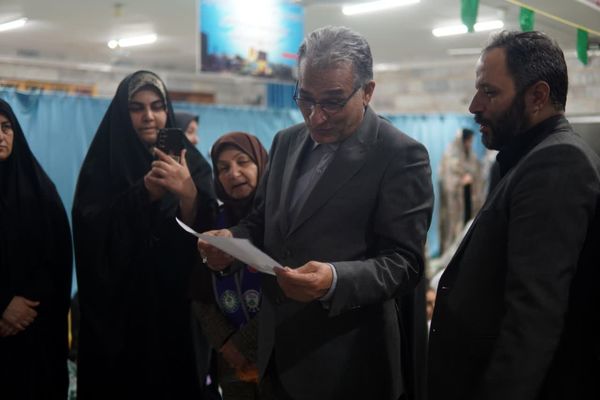 اعتکاف دانش‌آموزی با توزیع بسته «ایرانمون»