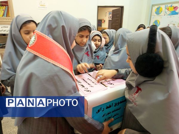 هیجان انتخابات شورای دانش‌آموزی در دبیرستان مصلی نژاد حضرت زینب