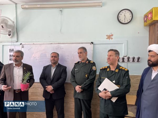 مدرسه‌ای که در هفته معلم رنگ افتخار گرفت