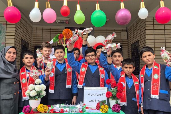 مدارس اسلامشهر یکصدا در جشن انقلاب 