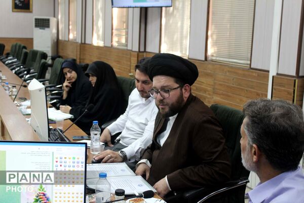 نشست شورای اندیشه‌ورز سازمان دانش‌آموزی استان قم