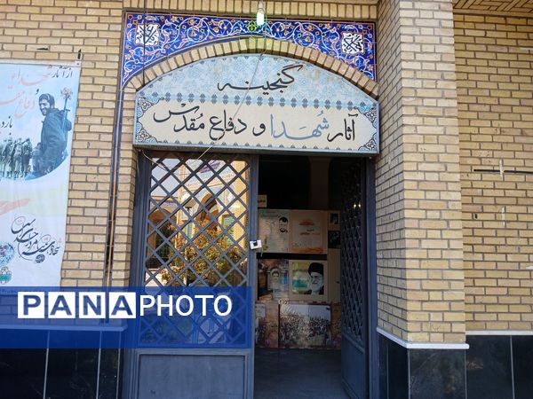 بازدید دانش‌آموزان از نمایشگاه دفاع مقدس واقع در مقبره شهدای گمنام شهرستان ورامین