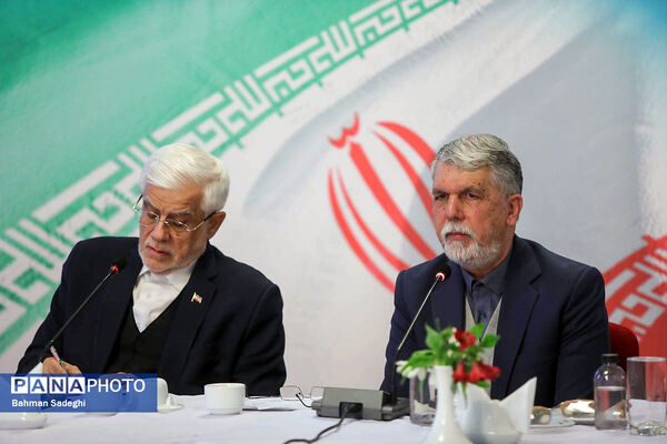 نشست معاون اول رئیس جمهور با جمعی از هنرمندان موسیقی، تئاتر و هنرهای تجسمی