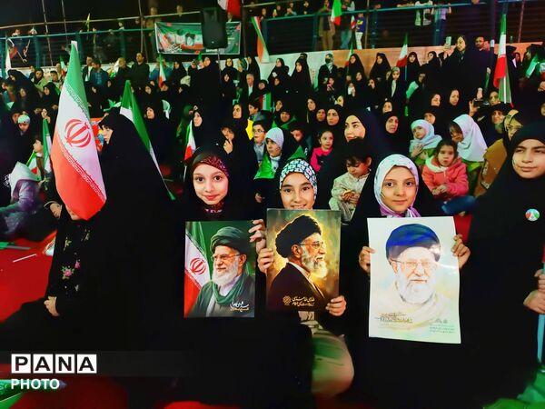 چهلم رهبر شهیدمان و کودکان میناب در میدان بازار دوم نازى آباد