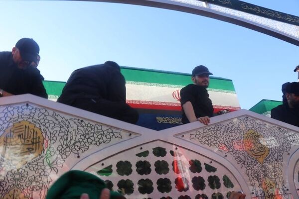 مشهد غرق در غم تشییع رهبر شهید