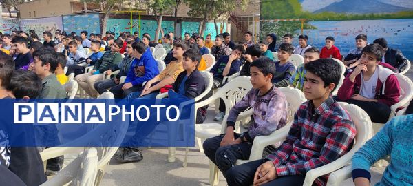 آشنا شدن دانش‌آموزان مدرسه فرزانگان با انواع آسیب‌های اجتماعی 