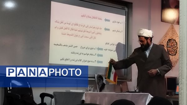 جلسه آموزش فرزند پروری برای والدین در مدرسه دخترانه مهندس رحمانی فرد ناحیه یک مشهد 