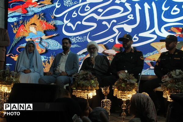 عقد دو زوج ورامینی در میدان امام خمینی ورامین در سالروز ازدواج حضرت علی(ع) و حضرت فاطمه (س)