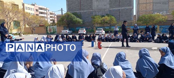 حضور آتش نشان به مناسبت وز آتش نشان و ایمنی در مدرسه نمونه دولتی وکیلی ۱۰