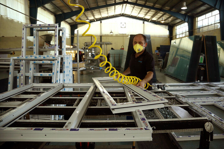 واحدهای تولیدی در جنگ سه‌شیفت کار می‌کردند