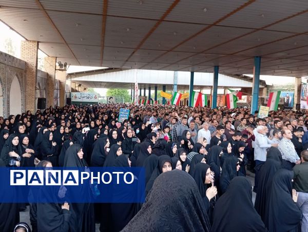 تشییع پیکر شهید شاهرخی‌فر بر دستان مردم شوشتر