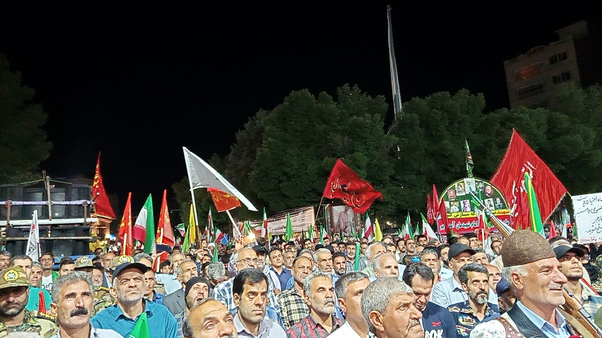 شبی دیگر از همبستگی مردم و تجدید بیعت با رهبری در بروجرد