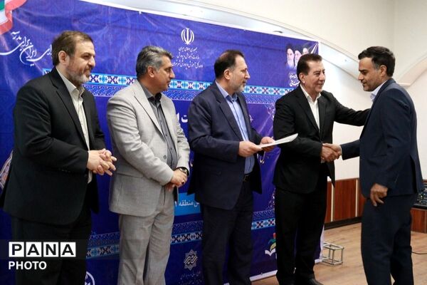تجلیل از معاونین پرورشی و مربیان تربیتی منطقه ۱۴ تهران